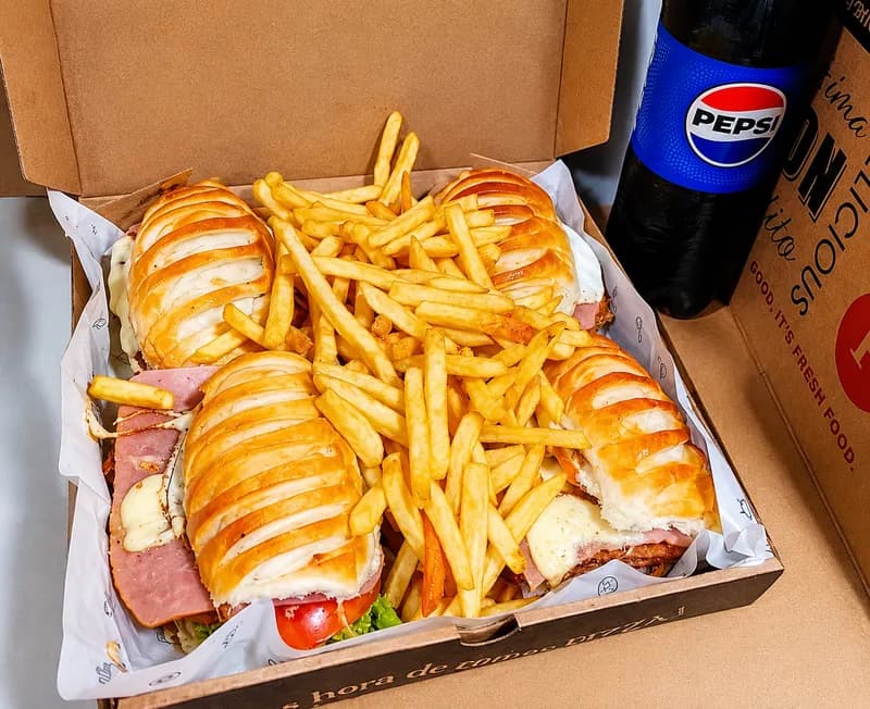 Combo 10 - 4 milanesas al pan y Pepsi