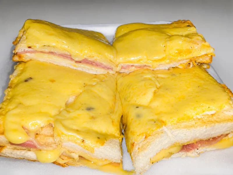 Sándwich caliente con muzzarella